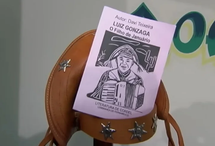 As obras de cordel podem abordar uma grande variedade de temas, desde histórias de reis e rainhas até aventuras de cangaceiros, romances e críticas sociais.