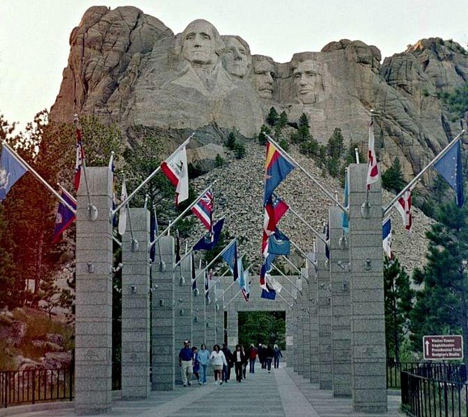 Inaugurado em 31 de outubro de 1941, o Memorial Nacional de Monte Rushmore recebe mais de dois milhões de visitantes por ano.
