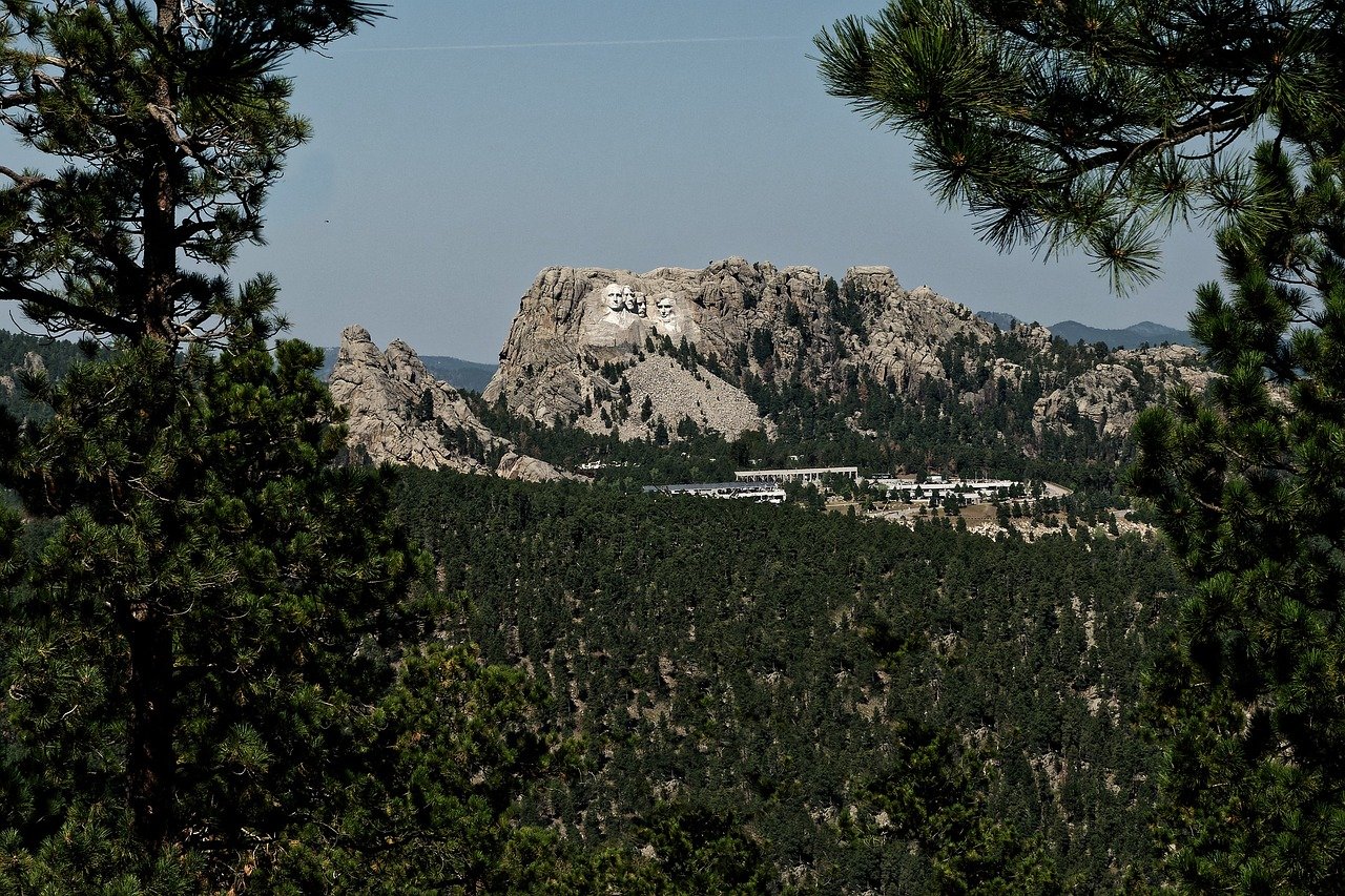 Na cidade de Keystone, no estado da Dakota do Sul, fica um dos monumentos mais famosos dos Estados Unidos, o Monte Rushmore. 
