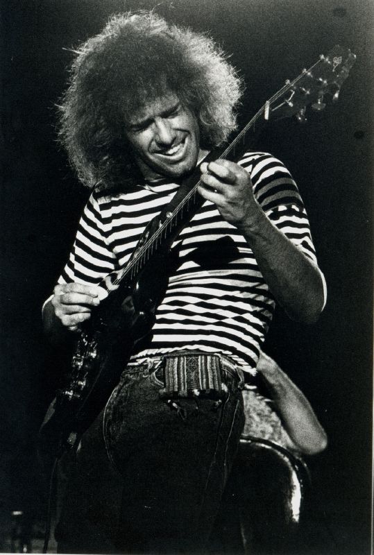 Também há relatos de namoro de Sônia com o guitarrista Pat Metheny (foto) nos anos 1980 e com o vocalista do Van Halen, David Lee Roth, entre 1984 e 1985. Veja a trajetória de Sônia Braga. 