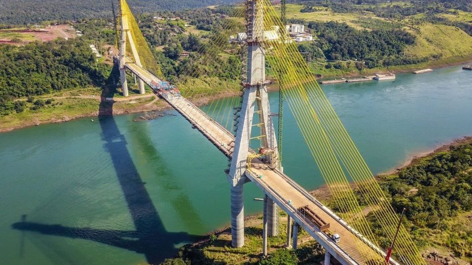 Por isso, foi construída a Ponte da Integração como via alternativa entre os dois países, ligando Foz do Iguaçu a Presidente Franco, no Paraguai. A obra foi concluída em agosto de 2023, mas sua inauguração tem sofrido atrasos e a promessa é de que ocorra em dezembro de 2025.
