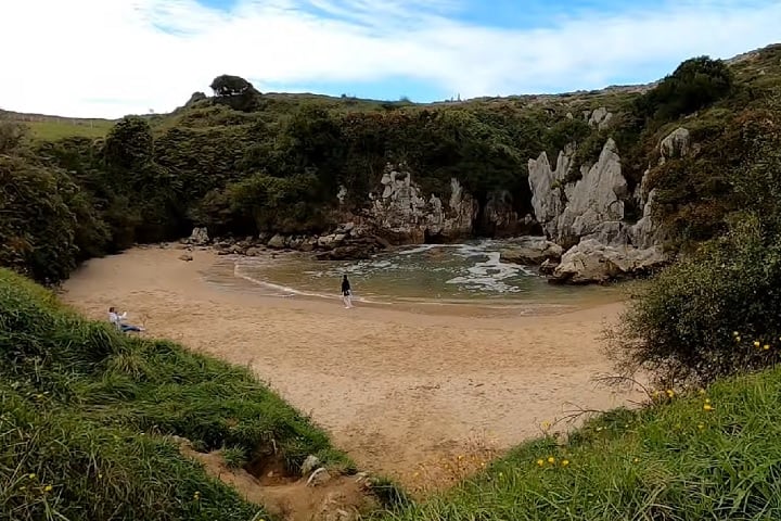 Para se ter uma ideia, a principal rival pelo título é a Praia de Gulpiyuri, na Espanha, que tem em torno de 50 metros de extensão, 10 a mais do que a brasileira.