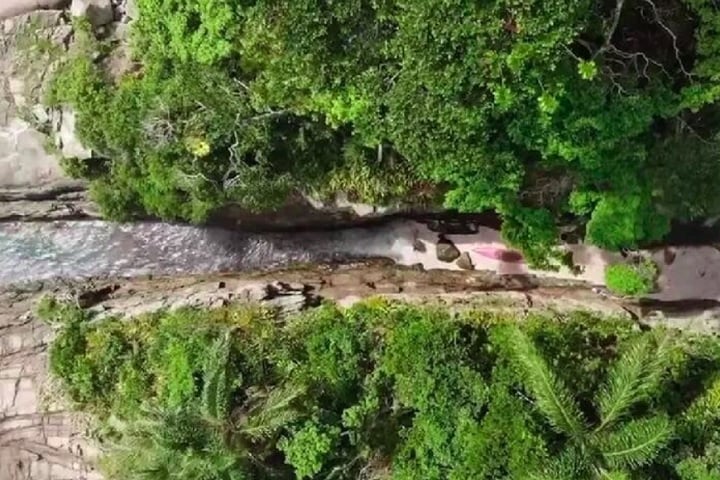 A prainha tem apenas 40 metros de comprimento e cerca de 5 metros de largura.