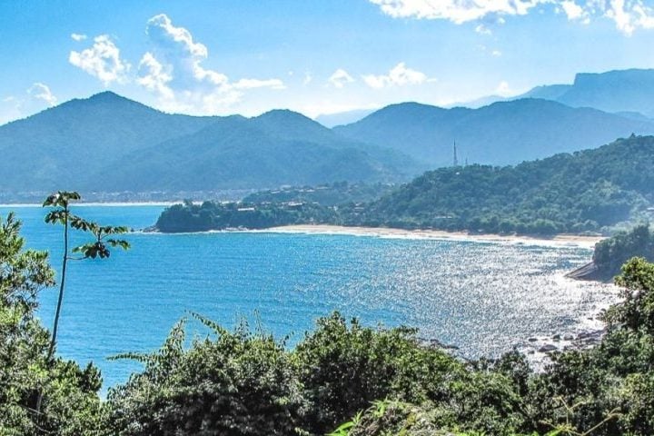 Ubatuba sozinha tem mais de 100 praias, como Itamambuca e Praia Grande, além do Parque Estadual da Serra do Mar, com trilhas e cachoeiras.