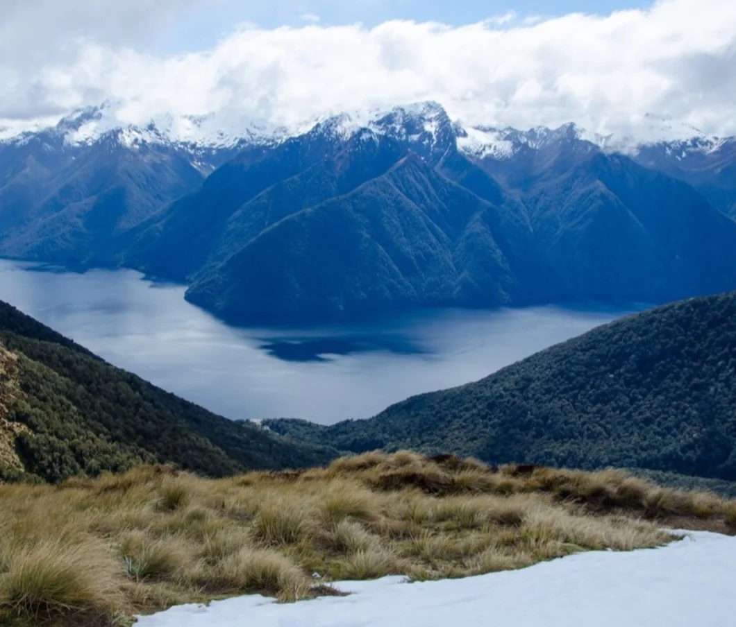 Fiorde Cornau - Chile - Integra o  Campo de Gelo da região da Patagônia, no Sul do  país. Uma area repleta de fiordes com  bacias aprofundadas, línguas de gelo e enormes icebergs compondo a paisagem, onde os turistas a bordo de cruzeiros veem várias  espécies da fauna nativa.