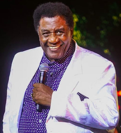 Quando voltou ao Brasil, adotou o nome artístico Tony Tornado e começou a ganhar reconhecimento nacional.