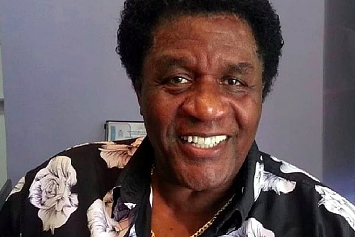 Na juventude, ele sonhava em ser paraquedista, mas antes disso trabalhou como engraxate e chegou a vender amendoim para ajudar no sustento.