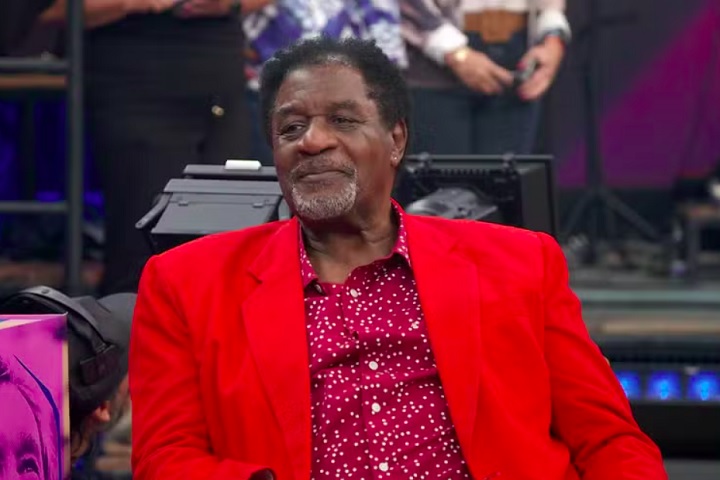 Antes de seguir o caminho artístico, Tony ficou 13 anos servindo no Exército. Na década de 1960, começou a se apresentar na rádio Mayrink Veiga imitando cantores americanos. 