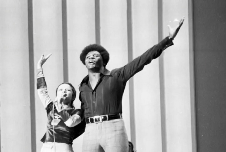 Em 1971, durante um show de Elis Regina, Tony subiu no palco, abraçou a cantora e levantou o punho fechado — um gesto de resistência, inspirado nos Panteras Negras, movimento que combatia o racismo nos EUA. 