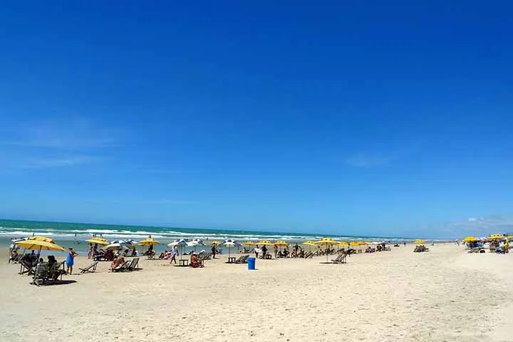 E por falar em encanto, poucos lugares são tão simbólicos para o turismo na cidade quanto a Praia do Futuro. Com extensas faixas de areia, ela é o principal ponto de lazer à beira-mar, repleta de barracas estruturadas que oferecem desde redes até frutos do mar.