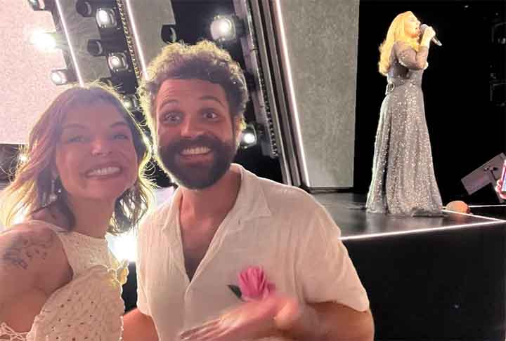 Foi em Las Vegas, por sinal, que um casal acabou conseguindo a cantora Adele como 'madrinha'  durante um show.  A influenciadora Gabi Alvarenga e seu noivo Gui Marangon ainda vestiam o as roupas do casamento, o que chamou a atenção da cantora. 