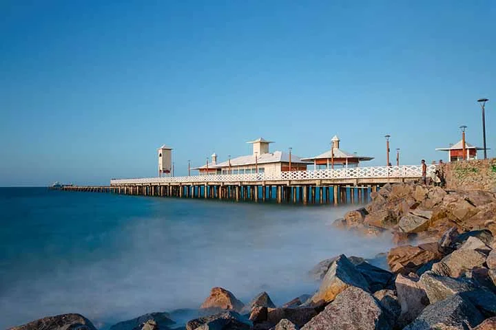 Ali, os casais costumam se reunir para ver o sol desaparecer no horizonte, enquanto as ondas batem na estrutura, criando um ambiente  diferenciado.