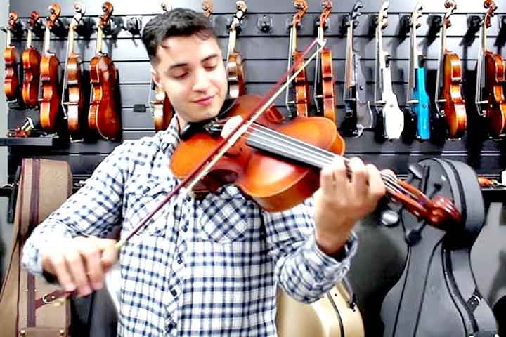 Viola: Semelhante ao violino, mas maior e com som mais grave e aveludado. Surgiu na Itália no século XVI, também atribuída a Andrea Amati. Conecta harmonias entre violinos e violoncelos, trazendo profundidade ao conjunto.