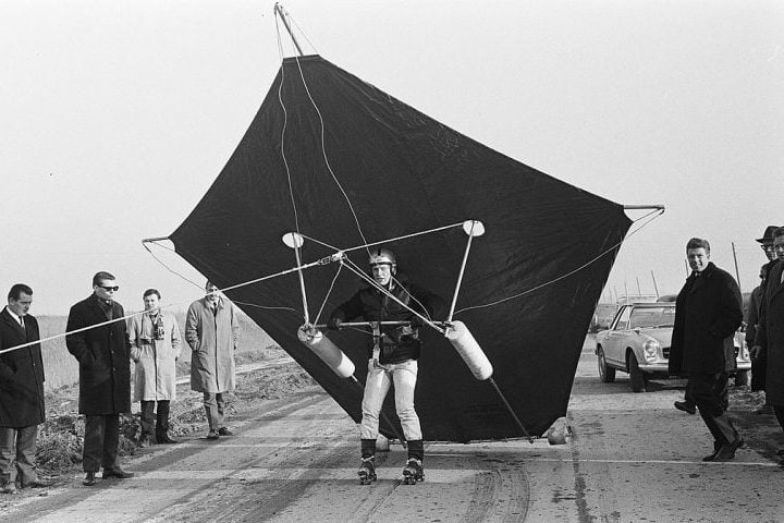 Também conhecido como parascending, o parasailing surgiu na década de 1960, como forma de treinamento militar para paraquedistas.