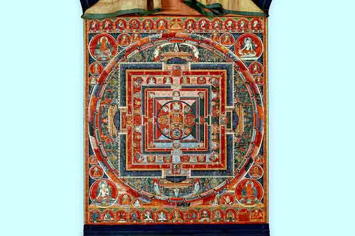 No tantrismo, compõe-se de círculos e quadrados concêntricos (com um centro comum) formando uma imagem simbólica do mundo e que servem de instrumento para que as pessoas façam a  meditação.[