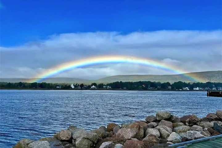 Baía de Fundy - Cidade: Nova Brunswick, Canadá - A Baía de Fundy possui as maiores marés do mundo, que levantam grandes volumes de água e névoa, combinando com a luz solar para gerar arco-íris frequentes durante o nascer e o pôr do sol.