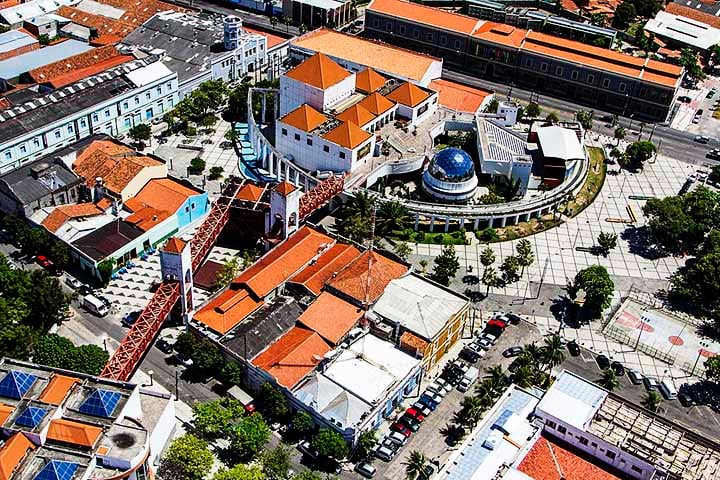 No coração da cidade, o Centro Dragão do Mar de Arte e Cultura se destaca como um polo vibrante da produção cultural cearense. Com programação variada e acessível, o complexo reúne museus, cinema, planetário, teatro e espaços abertos para exposições e apresentações.