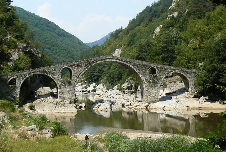 Ponte do Diabo (Bulgária) - Passa sobre o Rio Arda, em forma de arco, numa estreita garganta. Foi construída entre 1515 e 1518 pelo governo otomano.  