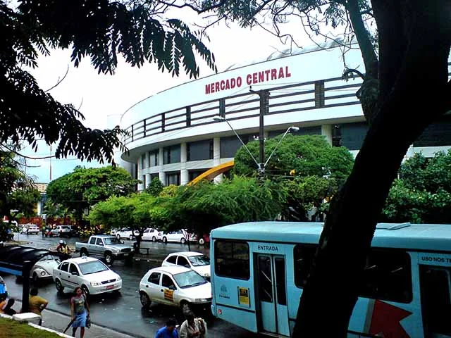 A poucos passos dali, o Mercado Central é uma verdadeira celebração dos sabores e saberes nordestinos. Fundado em 1809, o espaço cresceu ao longo das décadas e hoje abriga mais de 500 lojas distribuídas por quatro andares.