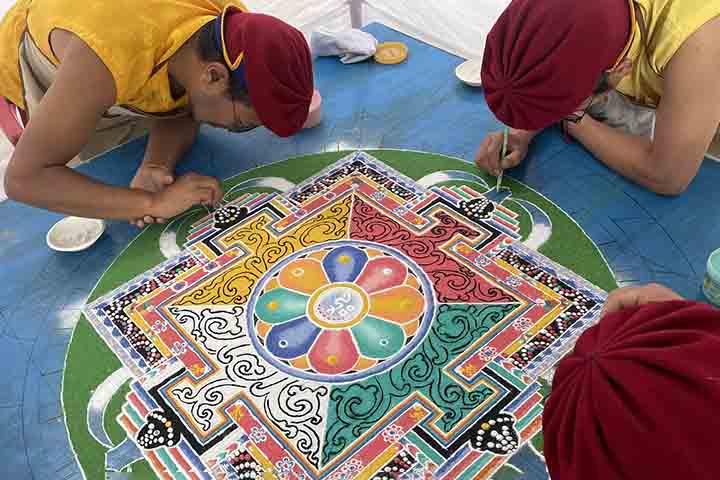 As mandalas budistas de areia podem ter metros de diâmetro e levam dias para serem feitas. Seu tamanho depende da finalidade, do detalhe e do espaço disponível.