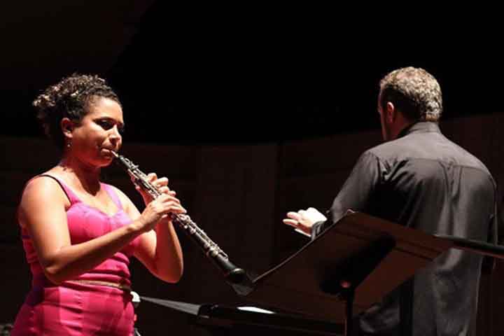 Oboé: Usa palheta dupla para um som penetrante e expressivo. Surgiu na França no século XVII, criado por Jean Hotteterre e Michel Philidor. Conduz a afinação orquestral e toca melodias elegantes e emotivas.
