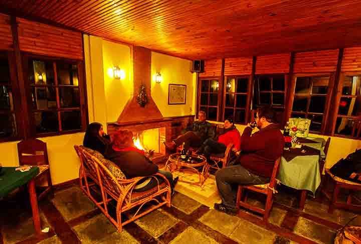 Além da função de aquecimento, a lareira sempre esteve associada ao conforto e à intimidade. O simples ato de sentar-se ao redor do fogo, observar as chamas e sentir o calor proporciona uma sensação de tranquilidade e aconchego.