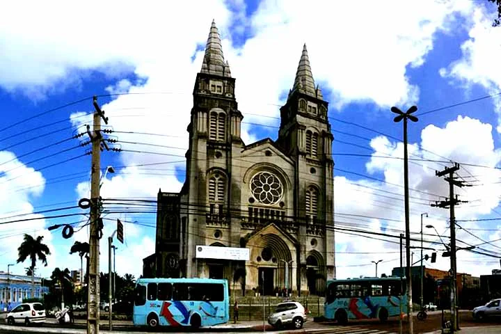 Os vitrais coloridos e os arcos internos esculpidos em detalhes minuciosos fazem da catedral não apenas um local de fé, mas também de contemplação artística e histórica.
