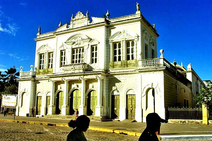 Outro ícone da cidade é o Theatro José de Alencar, uma obra-prima da arquitetura neoclássica inaugurada em 1910. O prédio encanta por sua fachada imponente e pelo interior em estilo art-nouveau, com vitrais e pinturas no teto que convidam o visitante a viajar no tempo.
