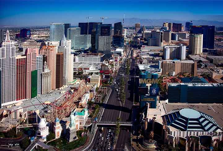 A cidade de Las Vegas é dividida em duas partes: o centro, onde estão localizados os principais cassinos e atrações turísticas, e a Strip, uma avenida de 6,7 km de extensão que abriga alguns dos hotéis mais luxuosos do mundo.