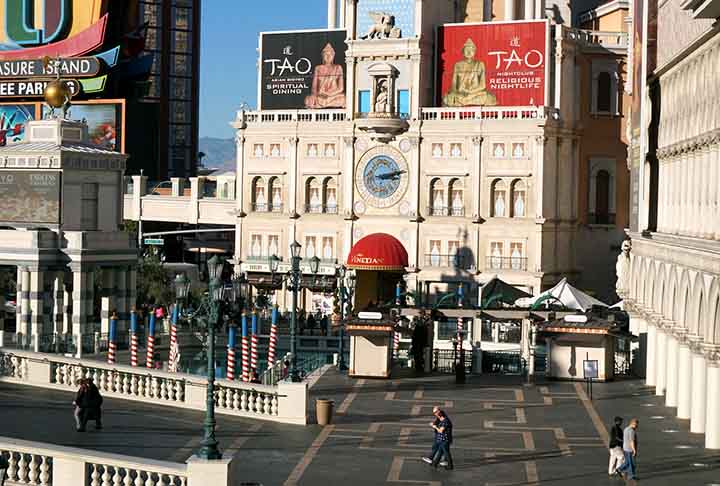 Além das atrações turísticas, Las Vegas também é um importante centro de negócios e comércio. A cidade abriga a sede de várias empresas, como a Caesars Entertainment e a MGM Resorts International.