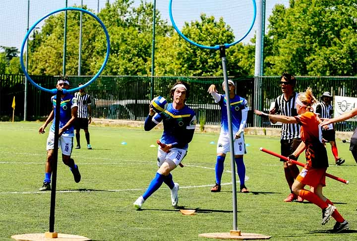 Os jogadores utilizam balões e bolas para representar os elementos mágicos do quadribol. O gole é substituído por um balão, enquanto o pomo de ouro é representado por um pequeno balão dourado que é carregado por um apanhador.