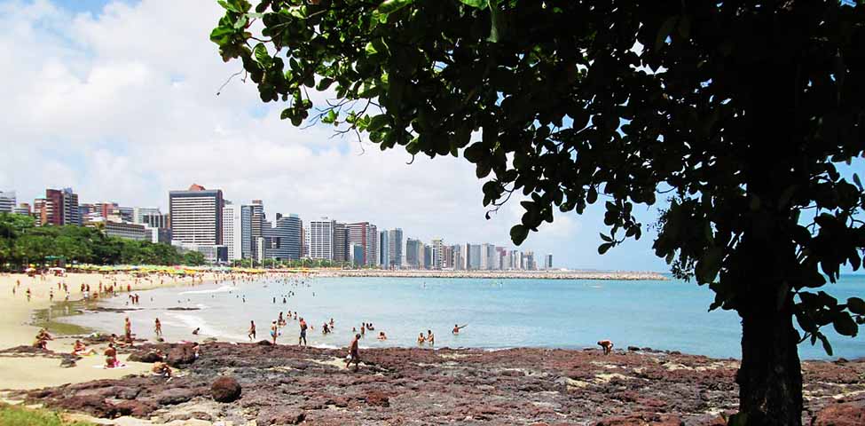 Soma-se a isso a boa qualidade do ar, beneficiada por uma ventilação natural abundante, típica do clima tropical da região. Com isso, a capital cearense não apenas encanta pelas paisagens, mas também respira tranquilidade ambiental.