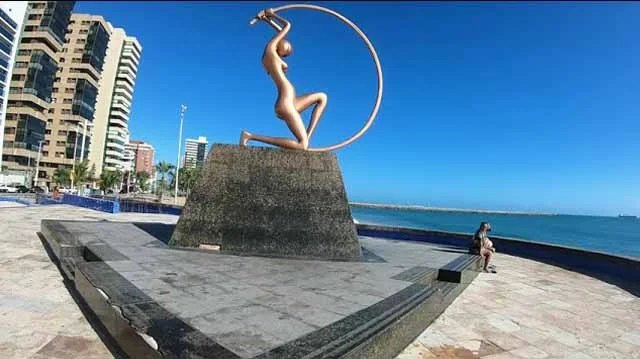 Mar azul, igrejas históricas, centros culturais, mercados populares... a capital cearense mostra que é possível equilibrar desenvolvimento urbano e respeito à natureza, encantando quem chega com sol, sabor e sustentabilidade.