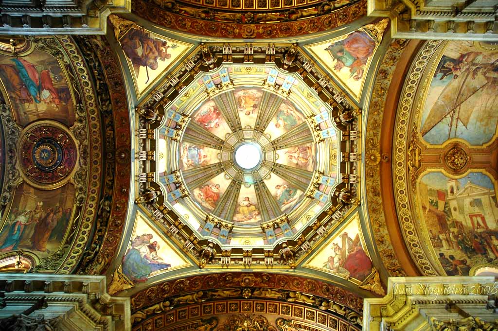 Esse episódio, inclusive, está eternizado em um painel no teto da igreja, acompanhado do registro de outros momentos da história da Candelária. 
