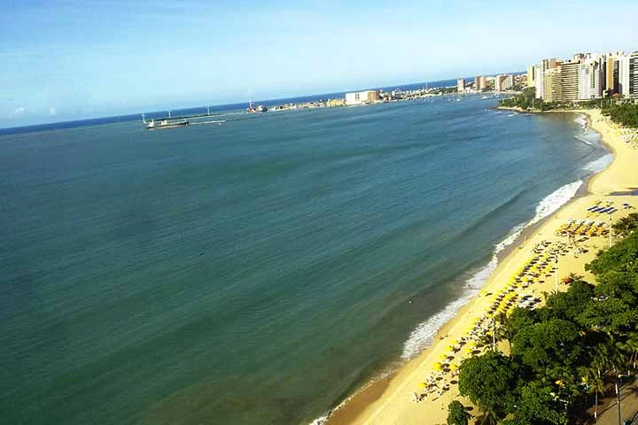 Fortaleza, capital do Ceará, não é apenas um dos destinos turísticos mais visitados do Brasil - agora, também é reconhecida internacionalmente como a cidade número um do mundo no quesito meio ambiente, segundo o Global Cities Index 2025, da consultoria britânica Oxford Economics.