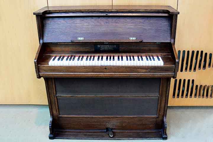 Celesta - Criada na França por Auguste Mustel em 1886, inspirada no Glockenspiel.
Teclas acionam martelos que batem em lâminas de metal, produzindo som suave e cintilante.