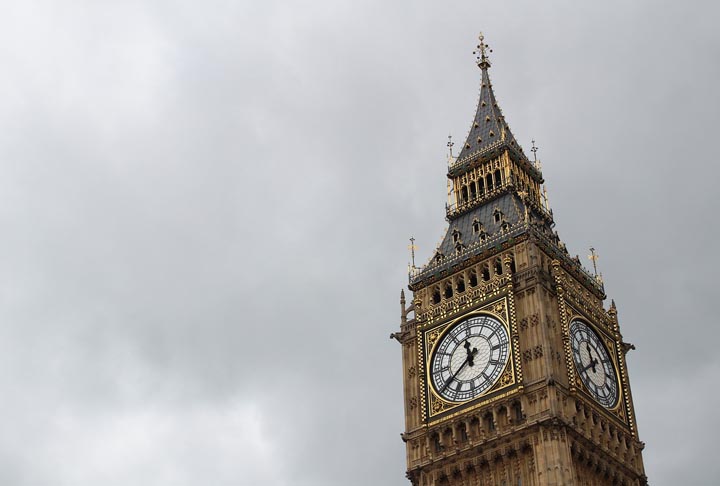 Nessa mesma época, os relógios de torre ganharam popularidade. Eles eram grandes e pesados, instalados em torres de igrejas e edifícios públicos, marcando as horas para a comunidade local.