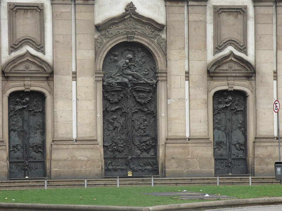 A igreja possui três imensas portas de bronze, que foram instaladas apenas no ano de 1901. Elas foram esculpidas pelo artista português Antônio Teixeira Lopes e ficam abertas de segunda a sexta-feira entre 7h30 e 16h.

