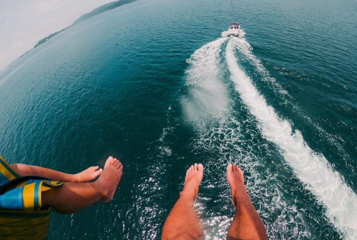 Em muitos países, há regulamentações específicas sobre essa prática, incluindo restrições de idade, peso e condições do clima.