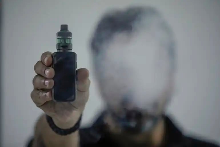 Há, ainda, a possibilidade de contrair ao risco da doença pulmonar chamada Evali, sigla em inglês para lesão pulmonar associada ao uso de produtos de cigarro eletrônico ou vaping.