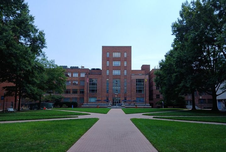 Essa não é a única pesquisa obre moléculas que imitam os efeitos dos exercícios físicos. Um estudo publicado no fim de 2023 por cientistas das Universidades de Washington (foto) e da Flórida testou uma substância chamada SLU-PP-332.