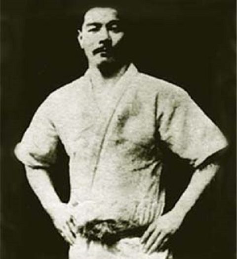 Em 1914, o mestre japonês Mitsuyo Maeda (foto) migrou para o Brasil e ensinou a luta a Carlos Gracie, que, junto com seu irmão Hélio Gracie, adaptou as técnicas para criar o Jiu-Jítsu Brasileiro.