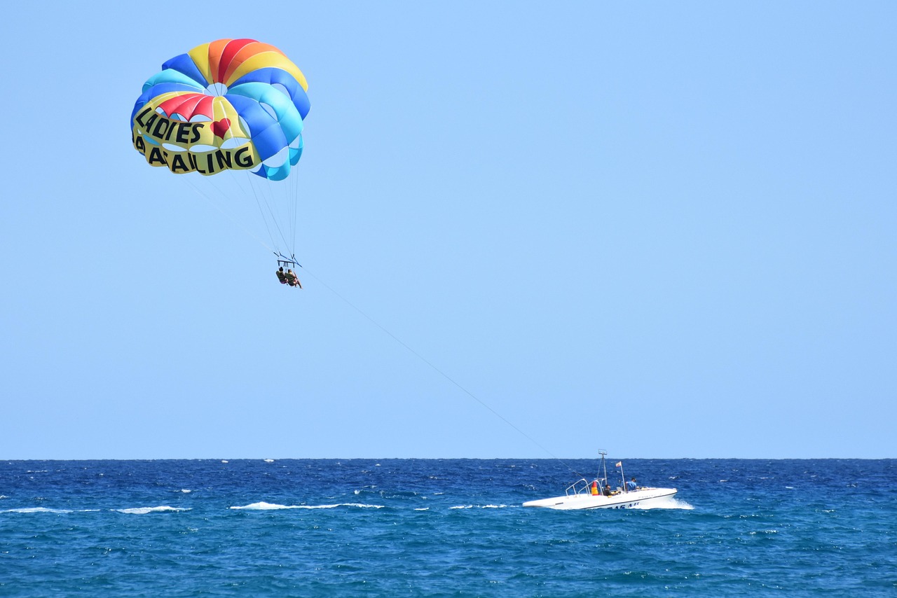 É um esporte aquático e recreativo que consiste em ser rebocado por um barco enquanto preso a um paraquedas especial (parasail).