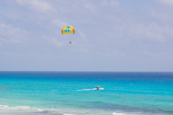 O parasailing é muito popular em destinos turísticos costeiros, como praias do Caribe, Mediterrâneo, Sudeste Asiático e até no Brasil.