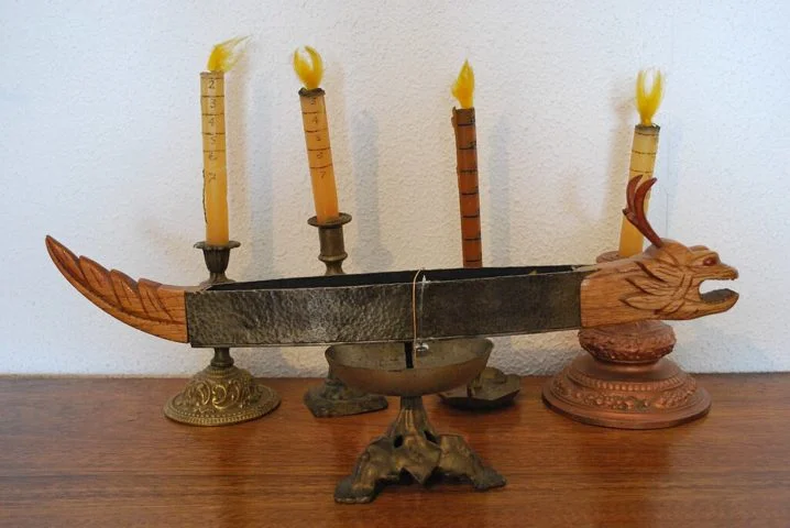 Na Idade Média, surgiram os relógios de velas (velas graduadas que marcavam o tempo pela quantidade de cera queimada) e os relógios de fogo (incensos com marcas que indicavam o tempo pela quantidade queimada).