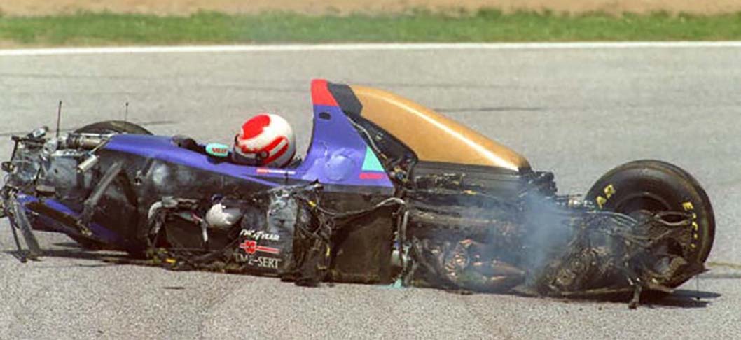 O piloto Roland Ratzenberger  morreu em 30/4/1994, aos 31 anos, o que causou grande estresse e revolta em Senna. Na foto, Ratzenberger no carro após o acidente.