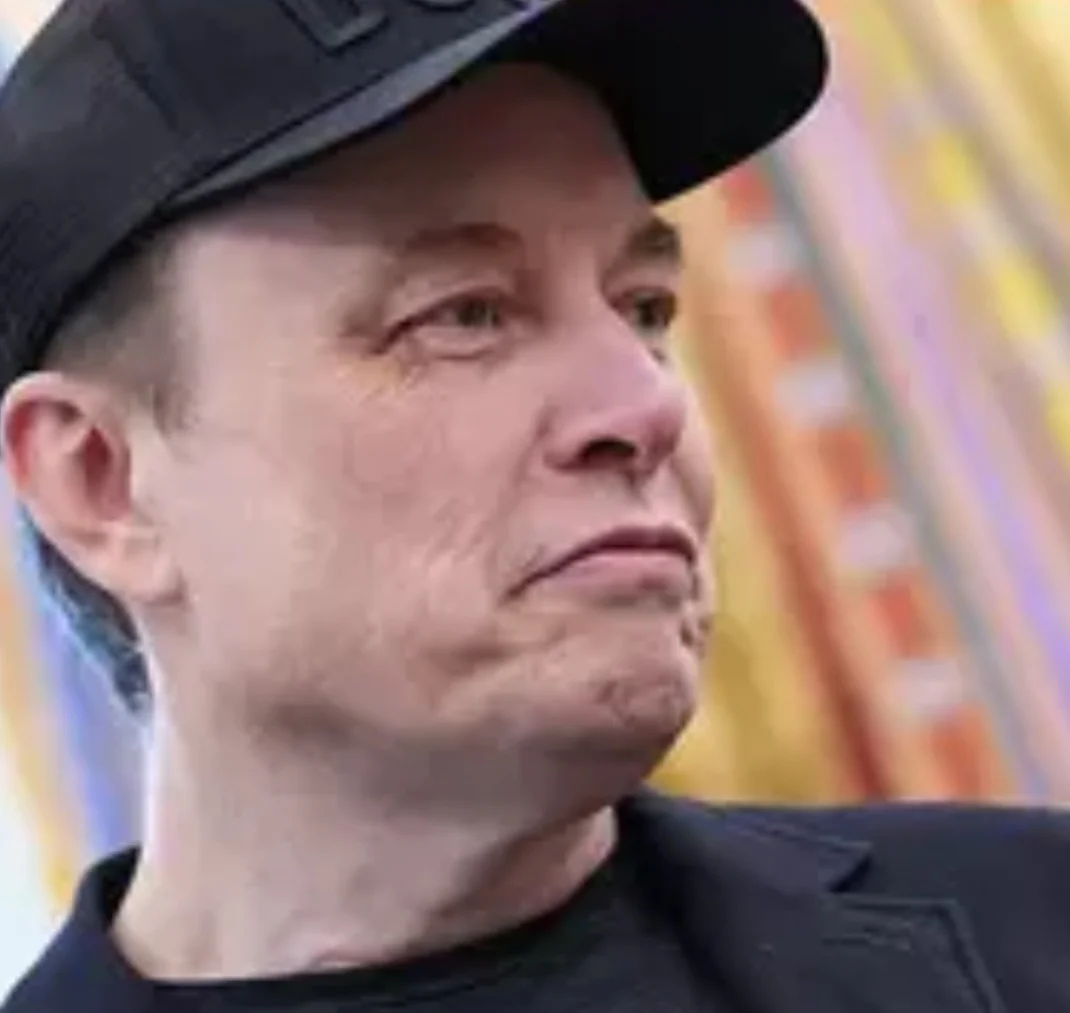 Mas o que chamou a atenção dos jornalistas na despedida de Musk, no Salão Oval da Casa Branca, foi o hematoma no olho do bilionário. 