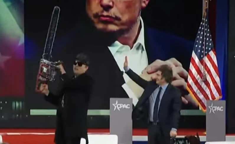 Musk é um dos homens mais polêmicos da atualidade. E 'causa' com frequência nas redes sociais. Em fevereiro de 2025, usou uma serra elétrica para ilustrar a política de redução de gastos do governo americano, que tinha Elon Musk como mentor e condutor.