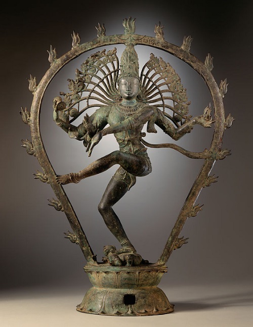 O principal mantra entoado é Om Namah Shivaya, que significa a saudação ao Shiva e tem a capacidade de harmonizar os cinco elementos do universo – terra, água, fogo, ar e éter.