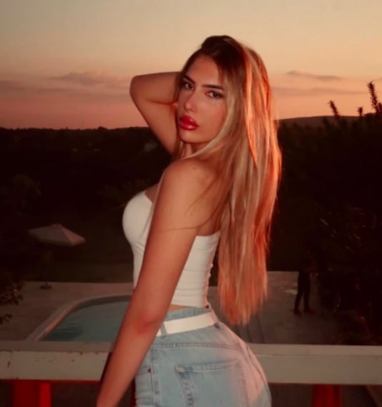 Segundo informações da imprensa local, a jovem se desprendeu do equipamento por razões ainda desconhecidas e despencou no mar a uma altura de cerca de 50 metros. A jovem estava feliz e acenando, mas começou a gritar por ajuda depois de começar a ganhar altura.